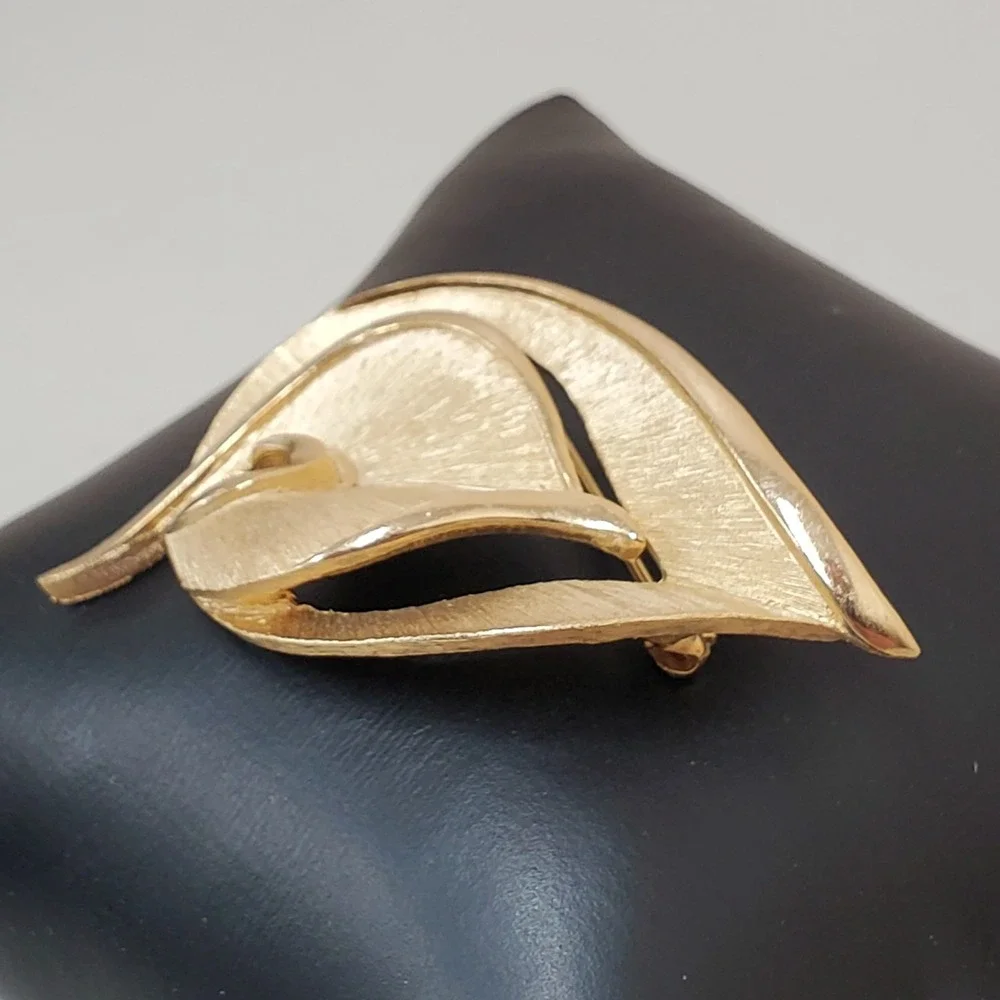 Vintage Crown Trifari Brushed Gold Tone Mid Century Modern MCM Leaf Brooch 1950s